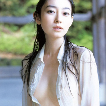 裸に白シャツだけ着てるナイスバディな美女たちにドキドキの画像