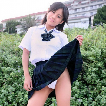 制服のスカートを自分で捲り上げてパンツを見せてくれる娘たちの画像