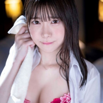 【皆瀬あかり】純情で可愛い黒髪美少女のパイパンマ○コに中出しセックスの画像