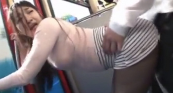 バスの中ミニスカート女はパンティをずらされ肉棒を突っ込まれ激ピスで感じまくりのイキまくり♡フィニッシュはスカートにザーメンを発射される！の画像