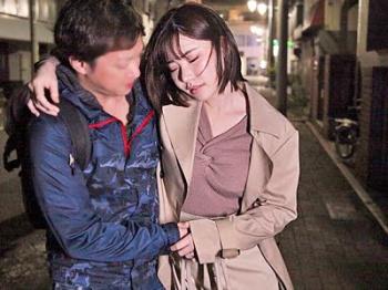 《深田えいみ×泥酔人妻》酔ったバイト先の奥さんを介抱するはずがあまりにもエロい姿に限界勃起しまくりついに一線を越えるの画像