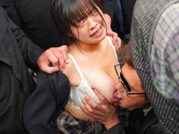 ＜女学生×ガチ輪姦＞電車内で低身長なミニマム巨乳JKを囲んでチカン！無理やりおチンコを挿入して立ちバックする凌辱強姦の画像