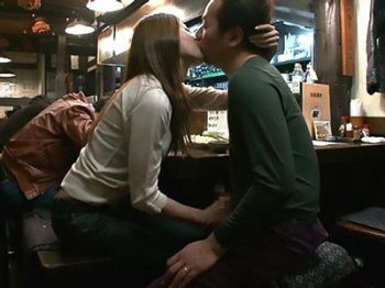 《不倫×手コキ》居酒屋で禁断の刺激と共に過ごすマジHなひとときｗｗｗの画像