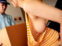 ”おっぱい”見えても関係ねぇ！宅配員の前でエロたわわなおっぱいを胸チラ…乳首チラで無自覚な誘惑…発情した巨根巨根を手コキ抜き！の画像