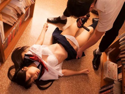 ＜女学生＞睡眠薬で昏睡するえろ巨乳女学生のレ〇プ現場を盗撮…キチガイ教師に脅迫され言いなり奴隷の肉便器調教…＜フェラ＞の画像