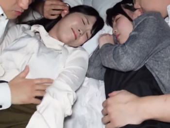 【ハメ撮り】泥酔させられた美少女OL達！気づいたころにはもう遅い…チンポ立ちに囲まれてパコられまくりｗの画像