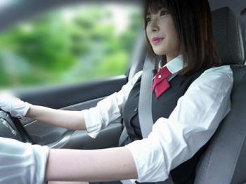 【マダム】男を物色しながら車を走らせる変態なタクシードライバー！イケメン君を乗車させヤリ部屋に誘い込んでなか出し種付の画像