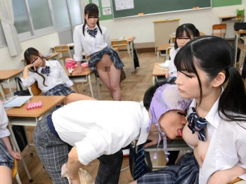 【時間停止レ〇プ】イジメに怯える陰キャ男が時間を止めて同級生たちに復讐！幼い制服女学生にイタズラ痴〇し放題なエロ神装置！の画像