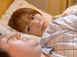 ＜連続ザーメン発射×連続生挿入＞性欲旺盛なえろ貧乳若妻の浮気ドラマ！ヤリマンビッチな主婦がドS痴女なデカ尻騎乗位で…＜痙攣電マ＞の画像