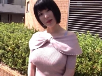 〖奥様マダム〗人肌さみしい半熟妻　規格外のバストで処女男君を受入れてくれますの画像