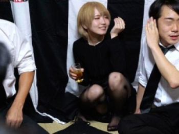 法事で再会した同級生に泥酔させられレ〇プされる金髪ぎゃる！酔わされたぎゃる妻が回されて乱痴気なか出し ダブルピースでスマホ撮影されるの画像