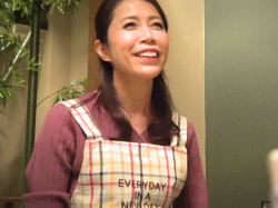 【他人妻レ〇プ】小さな民宿営む五十路美妖艶な美人女将を狙って…マッサージを頼んでセクハラちかんして夜這い強姦で不倫NTR堕ちの画像