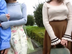 〖素人ﾅﾝﾊﾟ〗胸の主張がハンパない女の子たち　カレを外で待たせてハーレム3Pの画像
