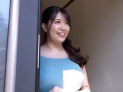 〖他人妻〗規格外のバストと圧倒的な肉感妻が、自宅に派遣マッサージをお願いしたら…の画像