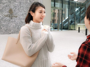 【奥様ナンパ】出産してからご無沙汰で産後処女な長身32歳美妖艶をお持ち帰り！スケベスレンダー美脚なお母さんが浮気墜ちするなか出しの画像
