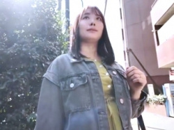 〖他人妻ﾅﾝﾊﾟ〗無料ﾏｯｻｰｼﾞと騙されて巨大なバストをあらわにされちゃうアラサー妻の画像