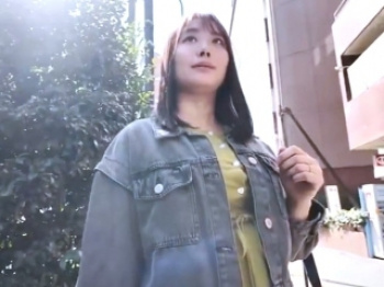 〖他人妻ﾅﾝﾊﾟ〗無料ﾏｯｻｰｼﾞと騙されて巨大なバストをあらわにされちゃうアラサー妻の画像