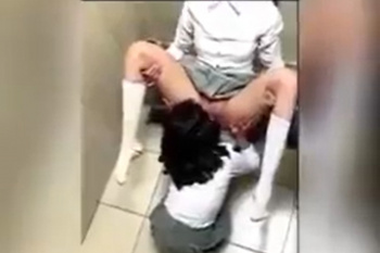 トイレ　クンニ 動画】クラブのトイレで激しくク○ニされてる女の子が激写される ...