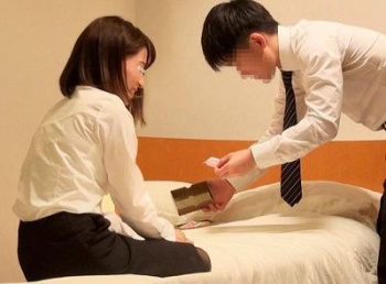 えっち...モニタリング】女性の先輩と後輩が出張先のビジネスホテルの相部屋で一晩過ごしたら、火がついてセックスに発展するのか？リアルな検証です！の画像