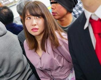 えっち...夫の横で変態に何度もイカされた妻は、無言で変態のチンポを受け入れる！(音を立てたらイクのがバレる)”夫の横で変態に何度もイカされた妻は、黙って変態のチンポを受け入れる。の画像