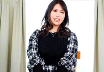 えっち...清楚な豊満人妻がアダルトビデオに初登場！淫らな人妻の日頃の欲求不満＆セクシーヌードでエロボディを披露して大興奮！の画像