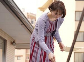 えっち...「…なんですか！？」細身なショトカ若妻に襲いかかった突然の悲劇！！カメラを回しながら上がりこんできた鬼畜にそのまま…の画像