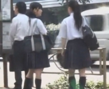 えっち...《娘校生フェラ》艶肌娘高生が容赦なく伸し掛かる膣奥へのキチガイチンコの振動に精神的にも侵食されるの画像