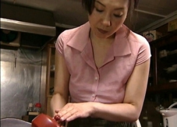 えっち...《ヘンリー塚本大沢萌》おっぱい妻が丸い尻を豪快に突き上げだしながらヒートアップし淫らな腰振りに没頭し乱れ果てるの画像