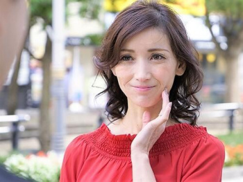 えっち...【他人妻ナンパ】浮気はした事がないので///五十路になっても美貌を保つ妖艶スレンダーおばさんをホテル連れ込みインタビューの画像
