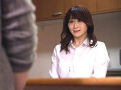 えっち...【母】昨日避妊してなかったでしょ…ちゃんとゴムつけて!娘の彼氏に無理やり首絞め脅迫された美熟妖艶おばさんがイラマチオNTRの画像