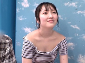 えっち...【ミラー号】「んっ…//」22歳の彼女さん！オフショルダー女大学生がくすぐり我慢チャレンジ！【一般人ナンパ】の画像