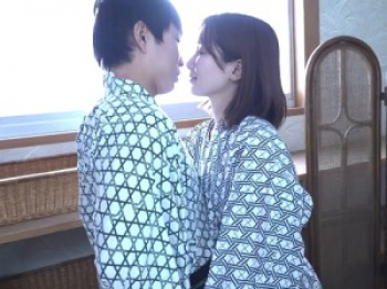 えっち...【人妻】旅先で出会った人妻とSEX！スレンダーボディの奥様が他人ちんぽでオマンコ突かれる！【小島みなみ】の画像