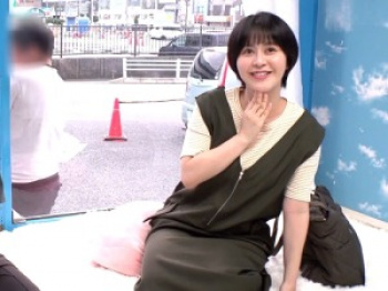 えっち...【マジックミラー号】結婚歴5年のご旦那婦！ショートカットが印象的な奥様がデカチンポ見せつけられる！【シロウトナンパ】の画像