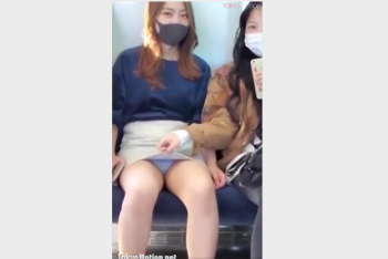 【対面パンチラ盗撮】激カワJDギャル2人組が対面パンチラ挑発！ガチ電車で隣の女の娘がスカート捲り上げて白パン丸見えｗｗの画像