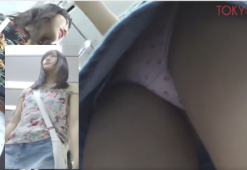 【逆さ撮り・顔出し】街で見つけたメチャクチャ可愛い本物の私服JKを逆さパンチラ盗撮！可愛いピンクの水玉パンティモロ見えｗｗの画像