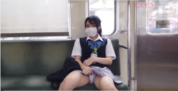 【対面パンチラ盗撮】超激カワポニテ制服JKが対面パンチラ挑発！電車内でスカートたくし上げ白パン見せつけに勃起不可避ｗｗの画像