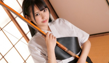 【八掛うみ】清楚系美女がスポーツに挑戦も結局コーチとひたすらSEX三昧!弓道着のまま道場でクンニされまくりの罰当たりエロ娘!の画像