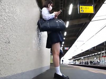 【盗撮×JK】電車内で痴漢男に狙われたバリカワ巨乳女学生さん!!まんこ刺激されて感じまくる姿が超エッチィｗｗの画像