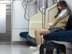 【JK×パンチラ】誰もいない最終電車で向かいに座る小悪魔女学生にパンチラ誘惑されて勃起しちまった結果ｗｗｗの画像