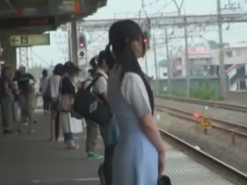 【女学生痴漢】激カワ純情女学生が満員電車で生チンコ挿入交尾！気持ち良すぎてイキ潮噴射してアヘ顔全身アクメ快楽堕ち！の画像