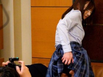 制服姿を撮るだけ…個●撮影することになった女子校生が身動き取れないままおもちゃにされちゃう！電マ刺激強制アクメでお漏らしの画像