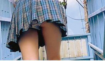 【素人×女子高生】クリトリスがパイパンでむき出しの敏感な女子校生！の画像
