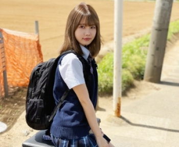 【女子校生×野外露出】人気ない田舎の屋外でのフェラで相手を興奮させ射精管理しちゃう美少女の画像