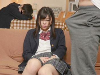 息子の彼女に媚薬を飲ませて寝取った最低オヤジ！生意気女子学生が大人のペニスに涎を垂らして発情してしまう快楽堕ち！の画像