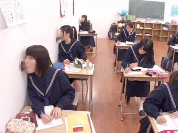 【しゃぶりながら高校】セーラー服女子学生が壁から生えるチンコを咥えちゃう！制服美女が普通にフェラする授業ｗｗの画像