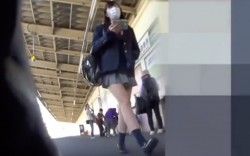 JK制服に紺ソ姿の素人ロリ女子校生のパンティーを電車で逆さ撮り隠し撮り個人撮影顔出しパンチラ盗撮流出の画像