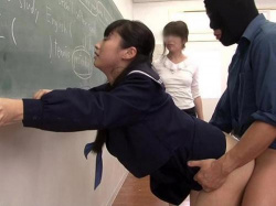 学校の教室でセーラー服着た女子校生に生チンチン挿入するのが当たり前の世界！常にセックス.種付した状態で送る学園生活で制服女子高生に膣内発射の画像