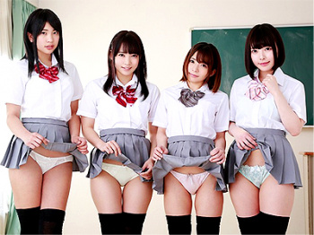 【パンチラ×JK女学生】「私達のパンティ覗いてましたよね♥」ミニスカでニーハイ絶対領域の萌え可愛いに挑発誘惑されちゃう先生ｗの画像