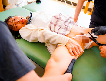＜鬼畜女子校生輪姦＞「ほんとに嫌！やめてぇぇぇぇぇ！」彼氏持ち女子校生が変態強姦魔に囲まれて成すすべなく生ズボ輪姦される！の画像