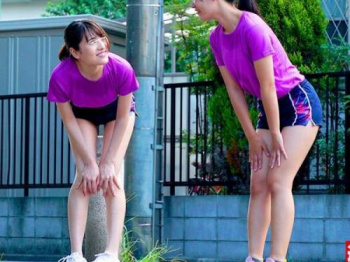 ＜マジ輪姦＞汗だくになった幼い女子校生がターゲットに…無理やり犯されて凌辱チ〇ポを挿入されてしまうヤバいやつの画像